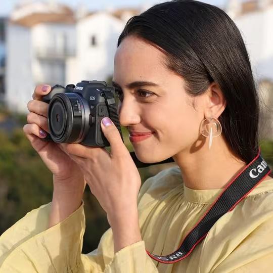 Canon RF 28mm Lifestyle