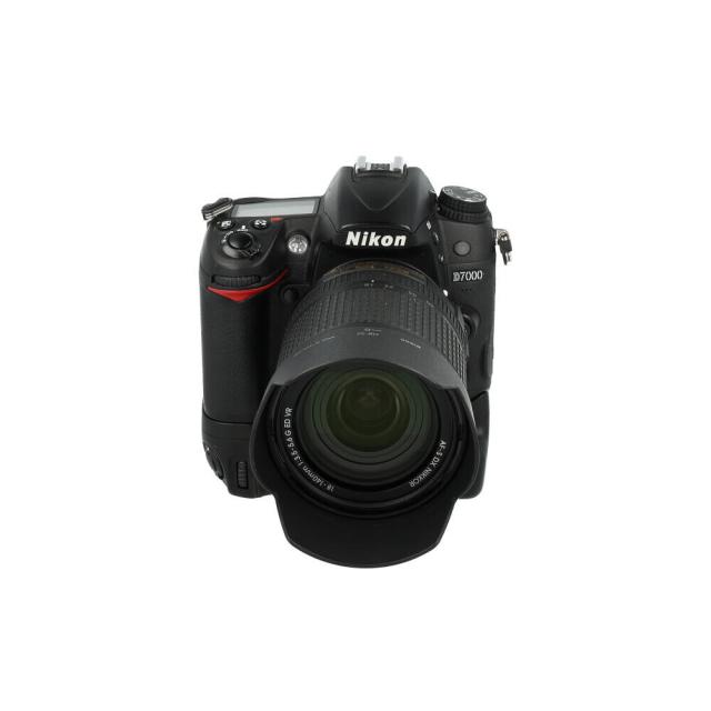 NIKON D7000 +18-140 + MB-D11 (3) USED